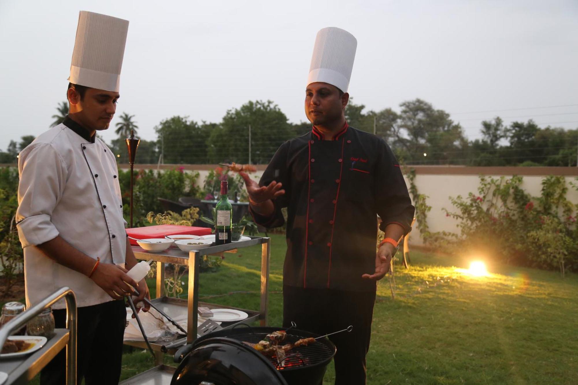 Neonz Resort & Club Anand Ngoại thất bức ảnh